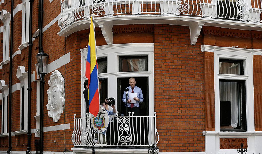 Equador e Reino Unido se reúnem para discutir caso Assange
