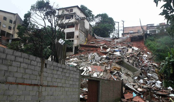 Prédio desaba e mata um em Minas