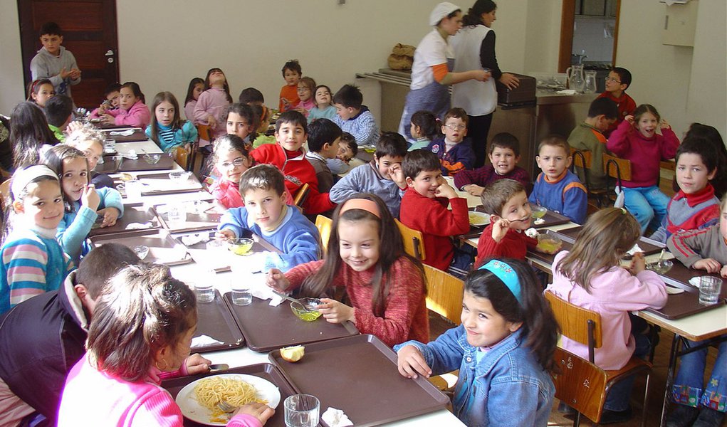 Crise: crianças espanholas receberão refeições na escola