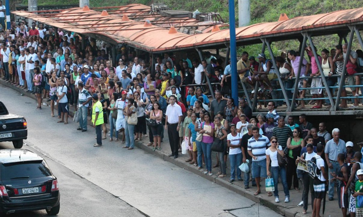 Justiça exige 80% dos ônibus durante reuniões