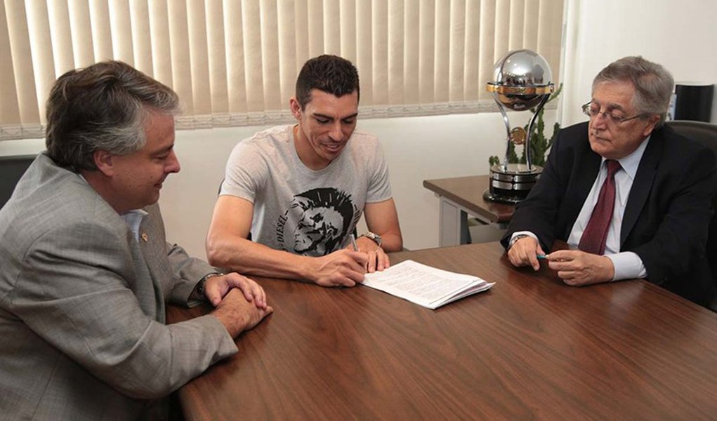 São Paulo anuncia pentacampeão Lúcio