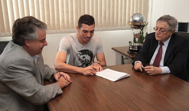 São Paulo anuncia pentacampeão Lúcio