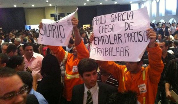 Paulo é diplomado sob protesto de servidores
