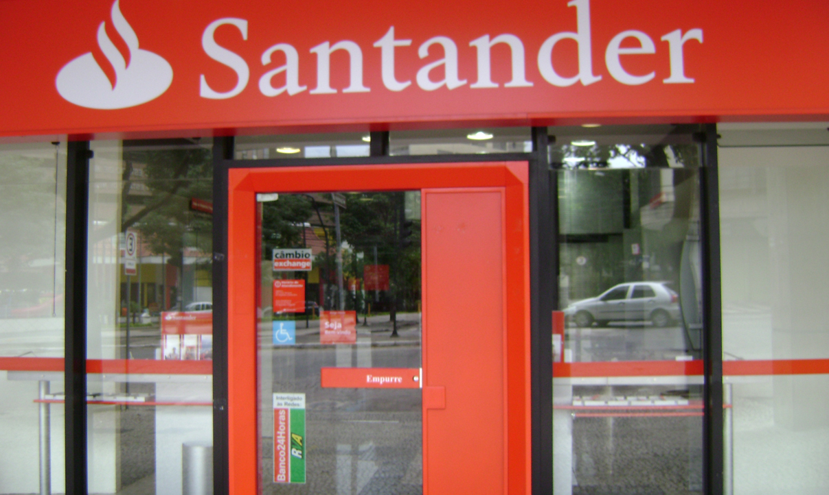 Funcionários do Santander contestam demissões