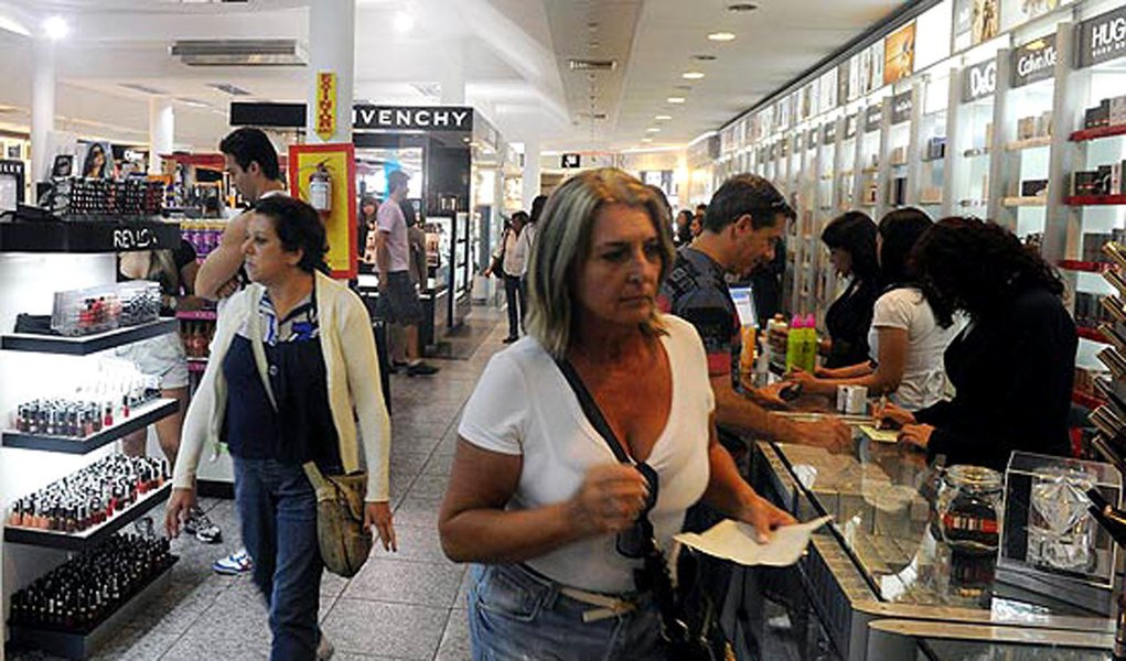 Brasileiros gastam menos no exterior