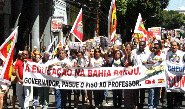 Professores grevistas fazem assembleia nesta terça