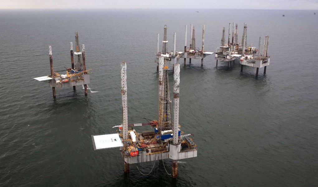 Petróleo tem mais uma manhã de queda em Nova York e Londres