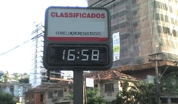 Depois dos outdoors, relógios viram alvo da PBH