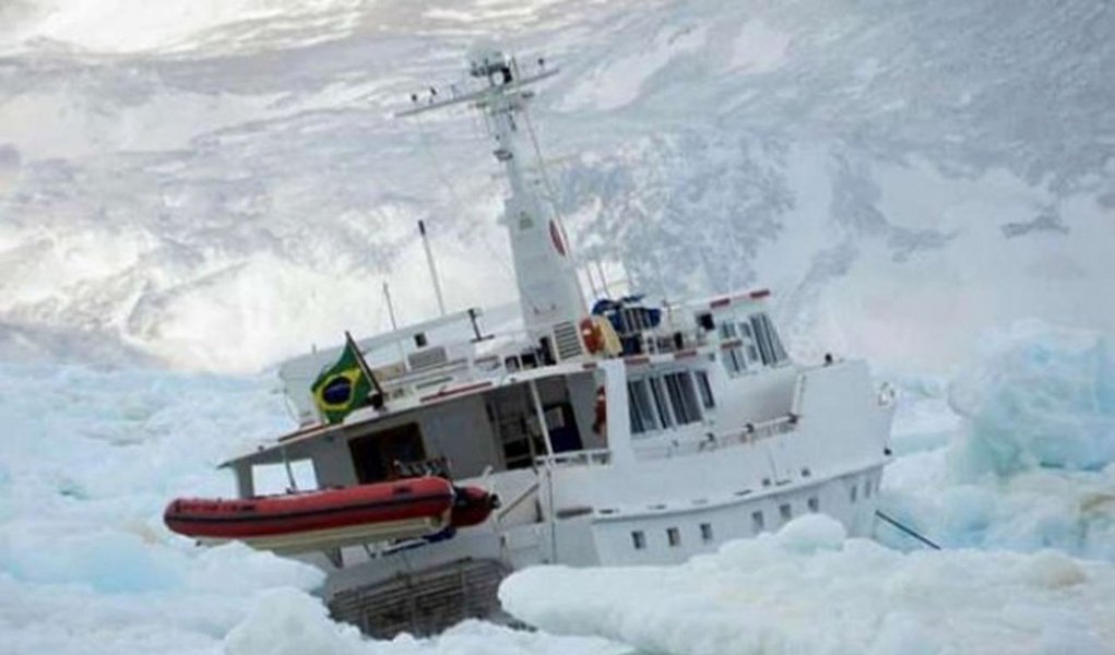 Barco do jornalista João Lara Mesquista naufraga na Antártica