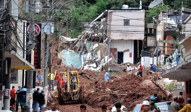 Um ano após tragédia no Rio, nenhuma casa foi entregue