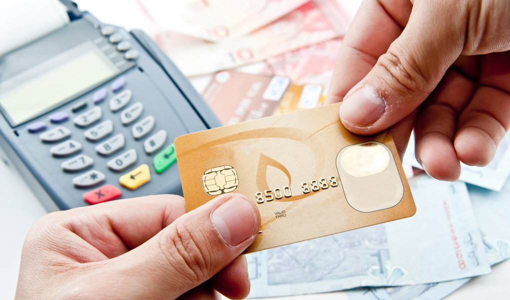 Melhor para o bolso, cartão de débito avança