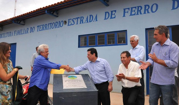 Perillo entrega obras na região da Estrada de Ferro