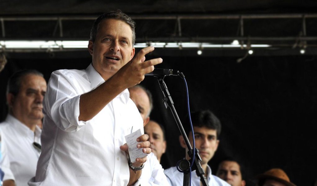 Eduardo lamenta briga judicial pelos royalties