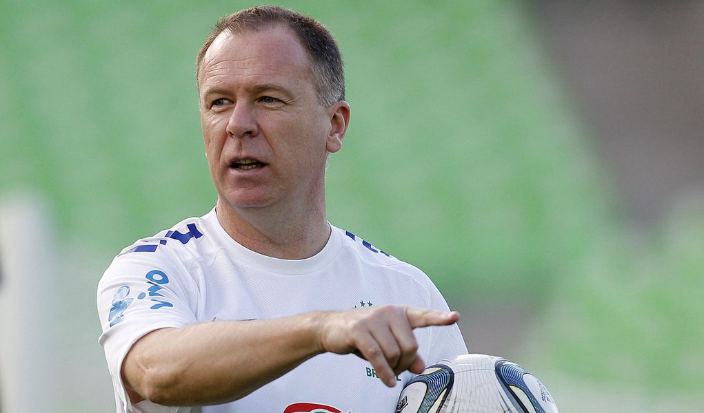 Mano Menezes promete levar a Copa de 2014