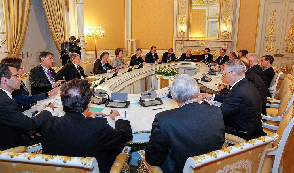 Dilma fecha parcerias com a Rússia