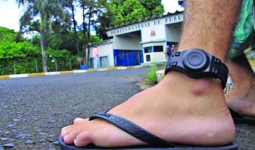 Tornozeleira em presos começa em outubro em Minas
