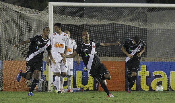 Vasco vence Santos e cola no Galo