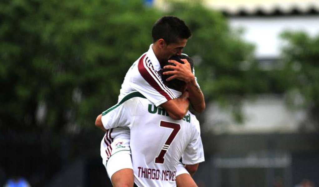 Flu vence Madureira e mantém chances de ir à semifinal