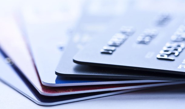 Justiça condena 8 empresas de cartões de crédito
