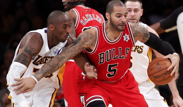 Bulls viram sobre o Lakers com show de Rose