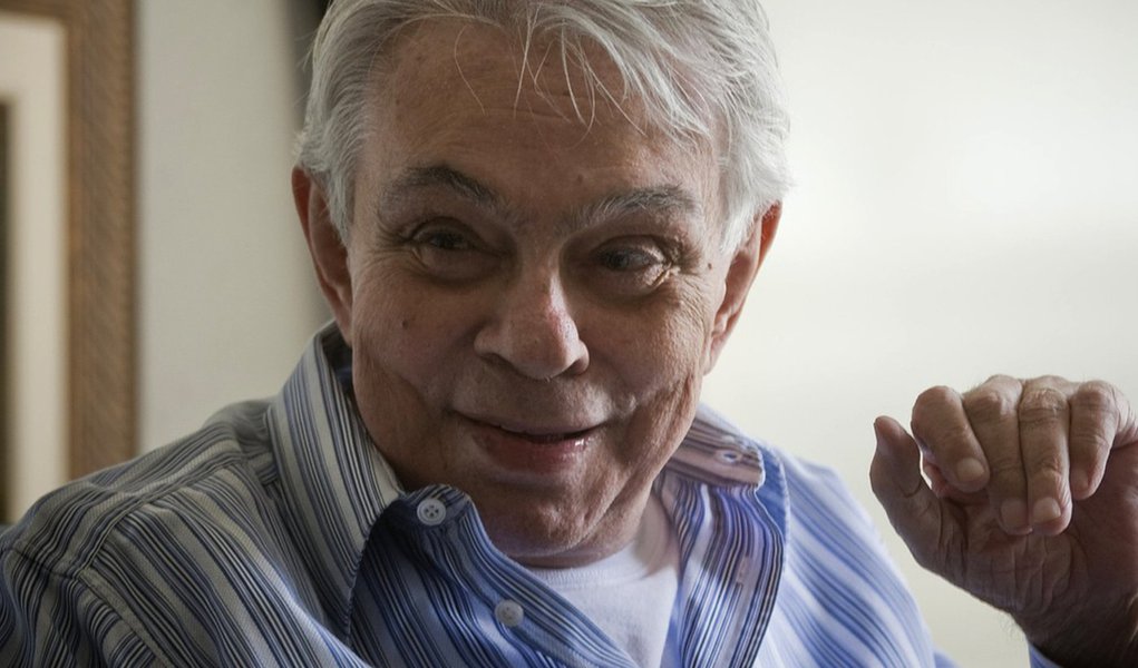 Chico Anysio sai da UTI, mas não tem previsão de alta