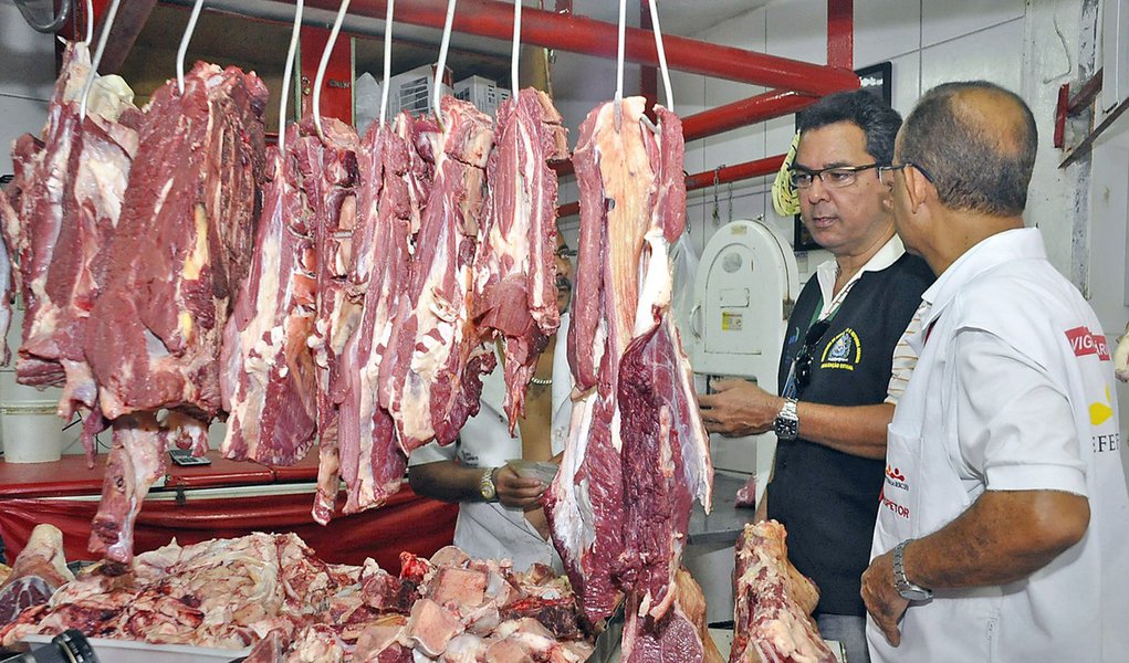 Mega operação apreende alimentos irregulares