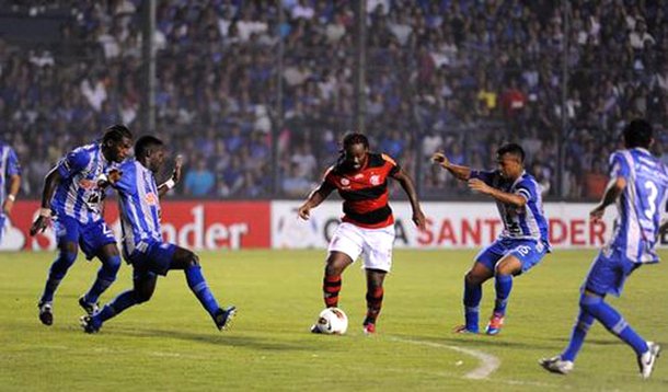 No último minuto, Flamengo perde para Emelec no Equador
