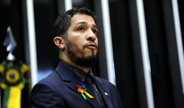 Jean Wyllys pede punição para pastores que difamam gays na TV