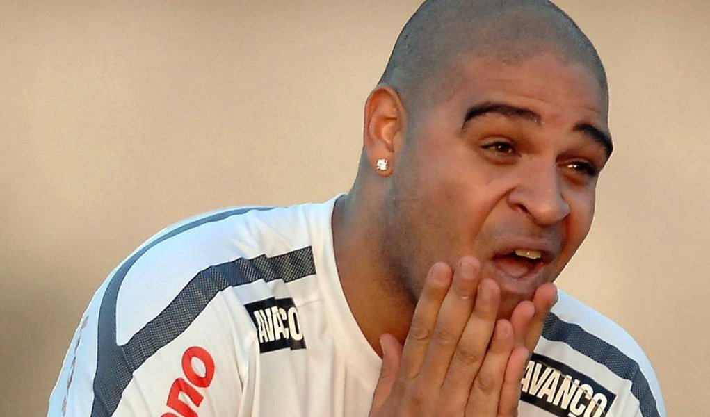 Após tiro, Adriano vira 'bomba-relógio' no Timão