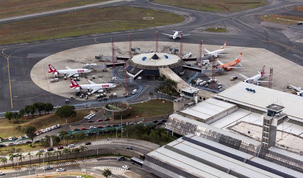 Dilma anuncia construção de 800 aeroportos