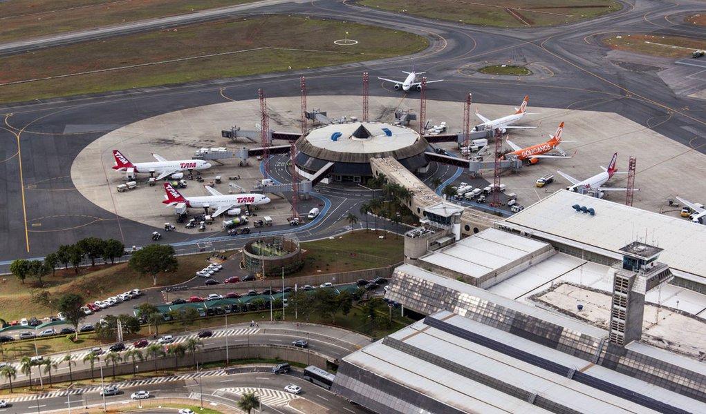 Dilma anuncia construção de 800 aeroportos