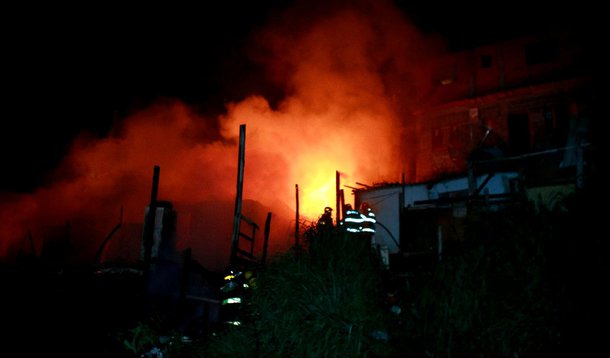 Incêndio em favela destrói 20 barracos