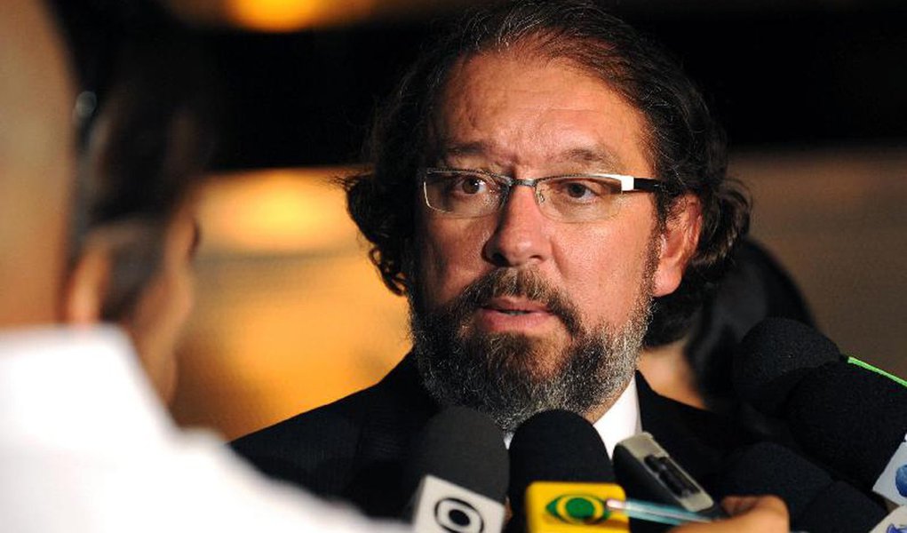 Advogado de Demóstenes pedirá anulação de provas na segunda