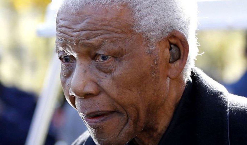 Mandela tem infecção pulmonar, diz governo