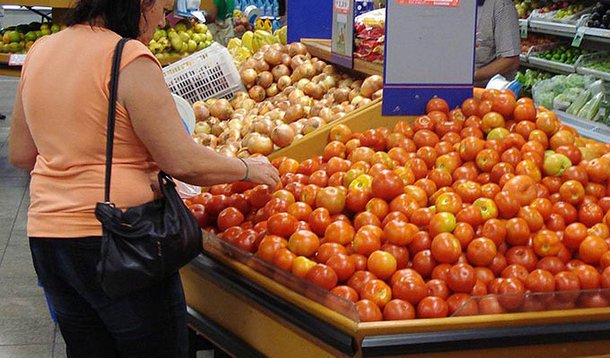 Tomate sobe 60% e já está mais caro do que a carne em BH