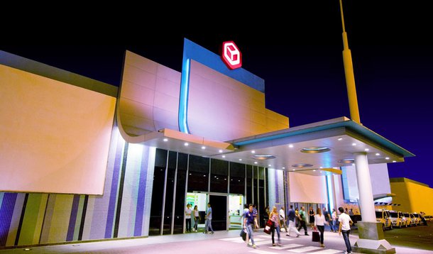 Sem teto protestam em meio a shopping