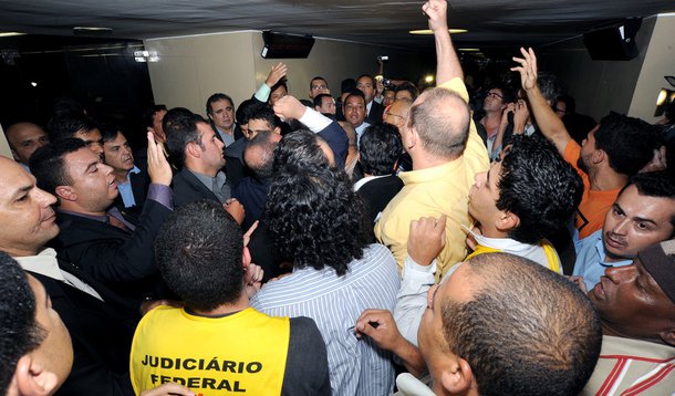 Sem reajustes, Congresso aprova Orçamento de 2012