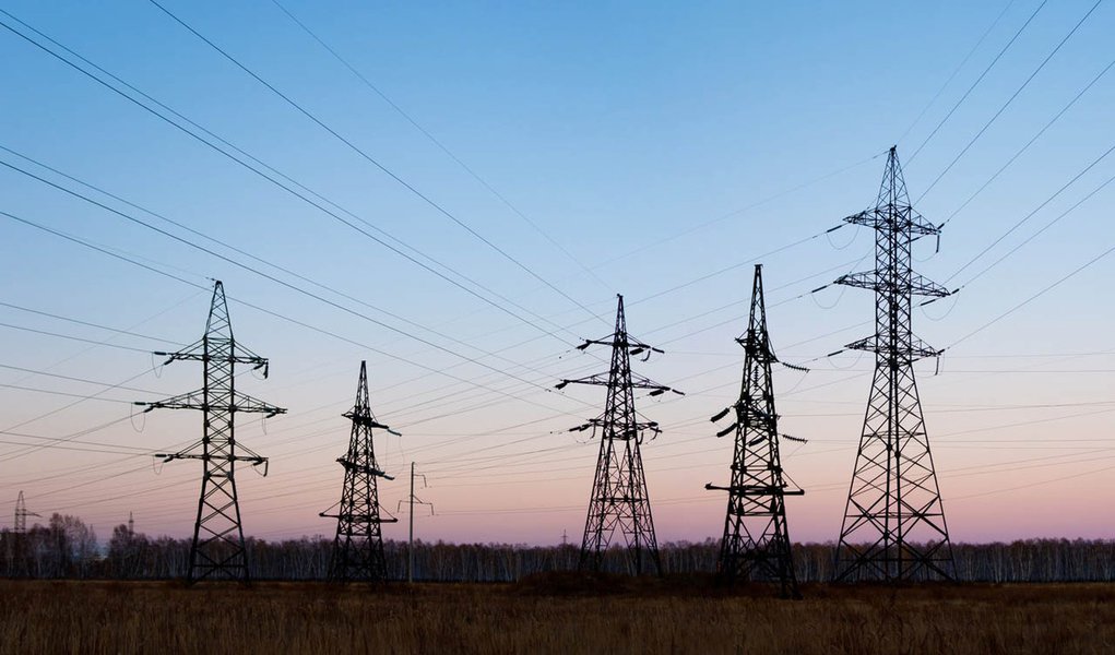 Folha sai em defesa das empresas de energia elétrica