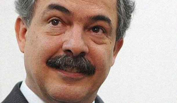 Mercadante, radiante, já está ministro da Educação
