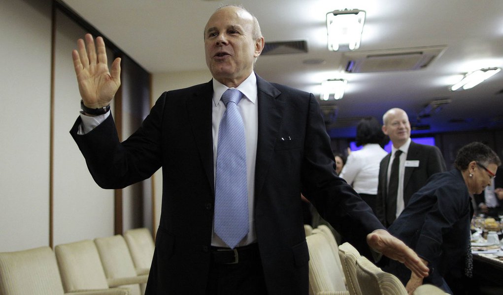 Mantega prevê que PIB cresça entre 3% e 3,5% em 2012