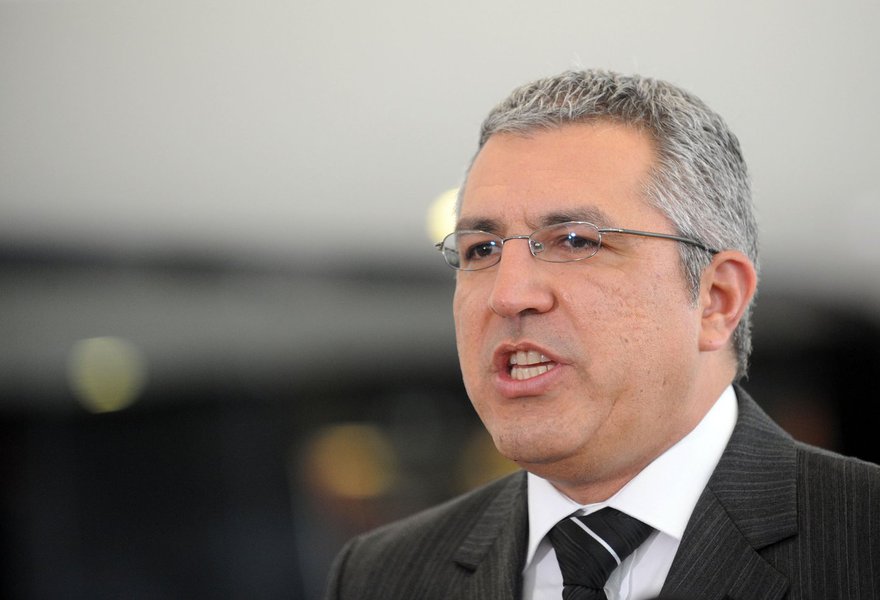 PSDB quer que Padilha seja multado por propaganda antecipada