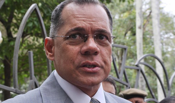 João está preocupado com as finanças de Salvador