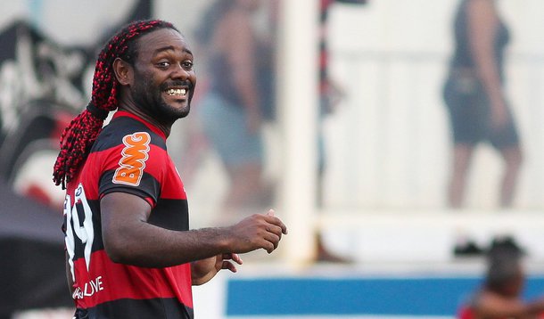 Com dois de Love, Flamengo bate Bangu em Macaé