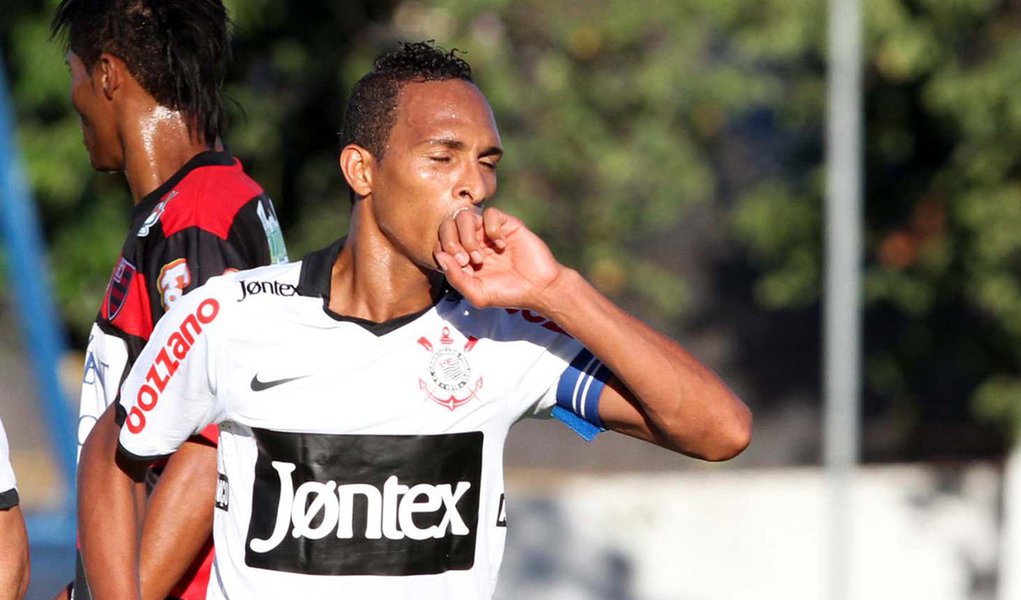 Por falta de um, Liedson faz logo dois para o Corinthians