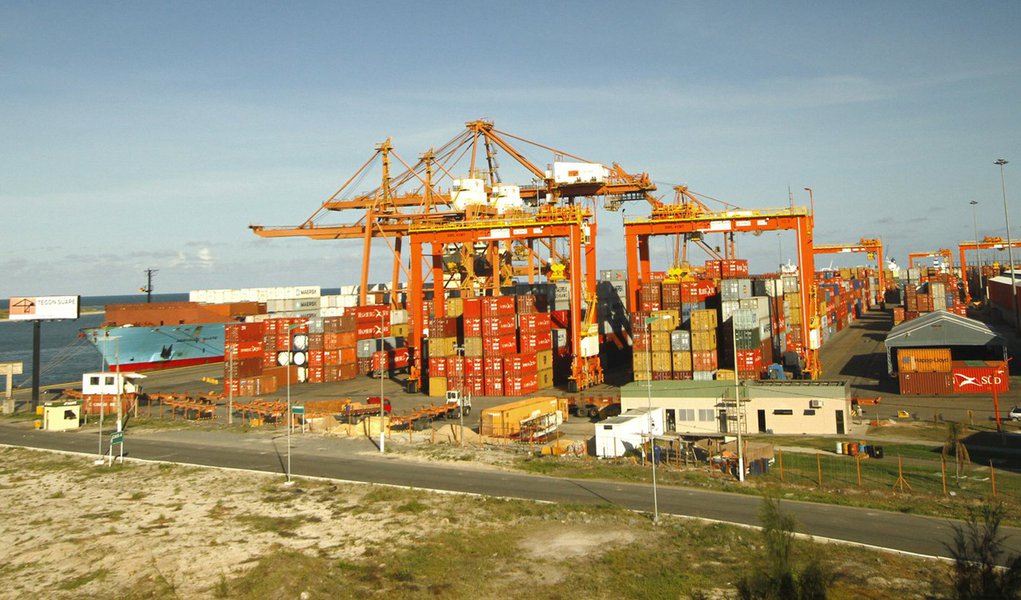 Suape deve fechar o ano com crescimento de 30%