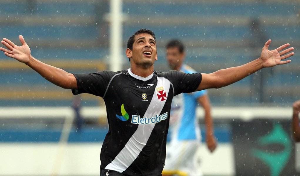 Vasco goleia Macaé no primeiro tempo