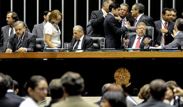 Deputados pedem 30% de aumento na verba de gabinete