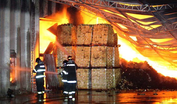 Bombeiros tentam controlar incêndio desde ontem no ABC