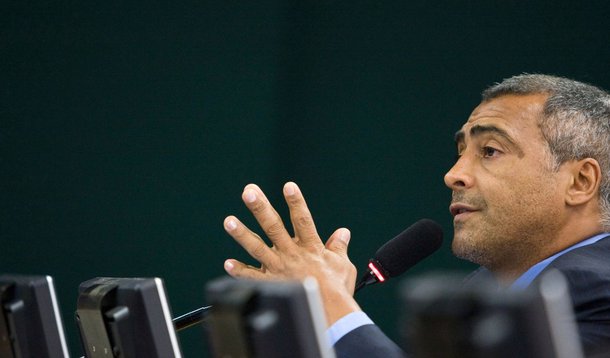Em dois dias, Romário reúne assinaturas para CPI