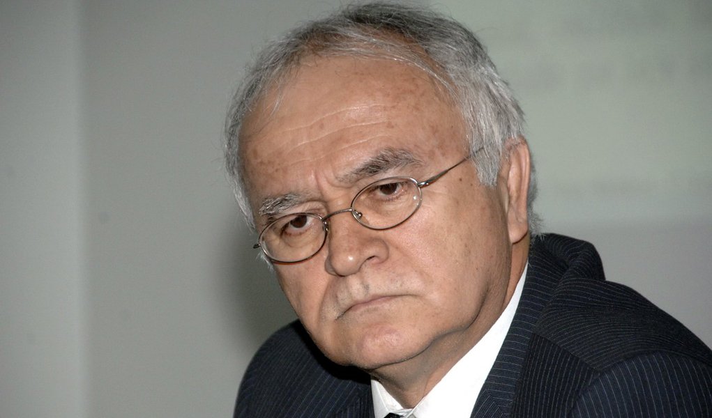 Ferro rebate acusações de correligionários